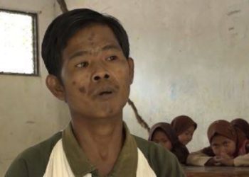 Dedi Mulyadi menjadi guru honorer sejak 2007. Foto: Youtube