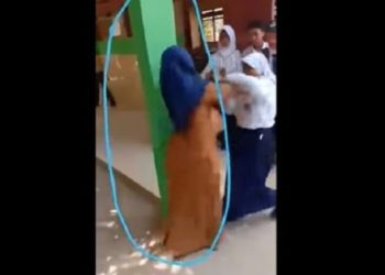 Murid SMP berkelahi dengan gurunya. Foto: Rakyatku