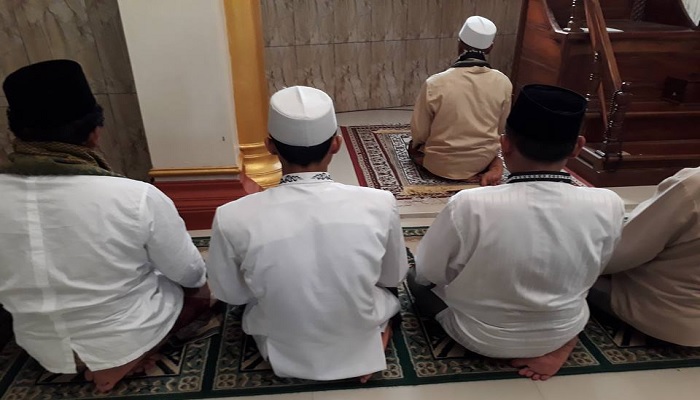 Kesalahan imam dan makmum shalat Jumat:, ketika shalat, keutamaan shalat berjamaah