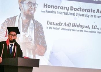 Ustaz Adi hidayat terima gelar Doktor Honoris Causa. Foto: Instagram Arie Untung