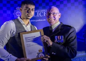 Atif Jamil terima Calderdale Policing Awards. Foto:  About Islam