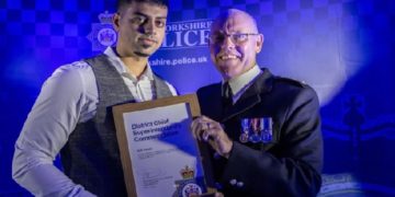 Atif Jamil terima Calderdale Policing Awards. Foto:  About Islam