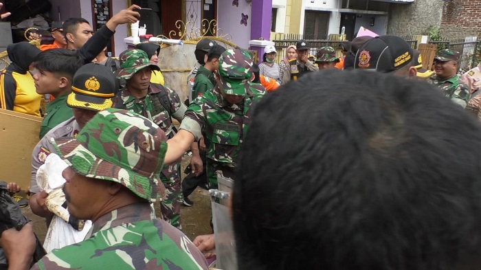 TNI-Polri, BPBD, dan Unsur Lain Bantu Korban Banjir Bandung Barat  1