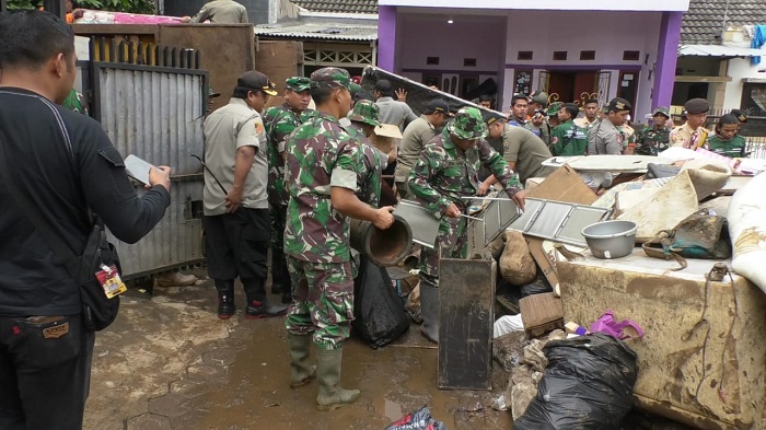 TNI-Polri bantu warga membereskan sisa-sisa banjir. Foto: Saifal/Islampos
