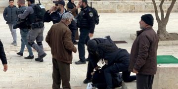 Tentara Israel tendang kepala pria Palestina. Foto: Memo