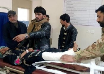Samina Bibi dirawat di rumah sakit di Muzaffarabad, Pakistan. Foto: Reuters