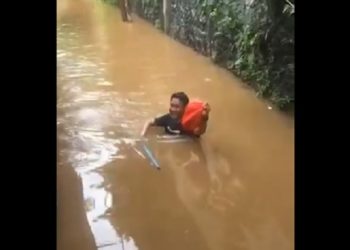 Kevin menerjang banjir. Foto: Tangkapan layar Twitter @faqih_shofyan