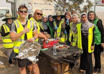Sejumlah Muslimah Australia rela menempuh perjalanan selama lebih dari 4 jam untuk menyalurkan bantuan bagi korban kebakaran. Foto: Sindo