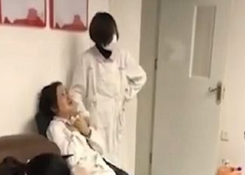 Seorang dokter di Wuhan, yang menangani para pasien virus Corona baru, menjerit dan menangis setelah kewalahan menghadapi wabah mematikan tersebut. Foto: AFP