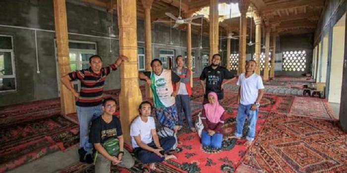 Turis Malaysia di masjid Uighur. Foto: Alaraby