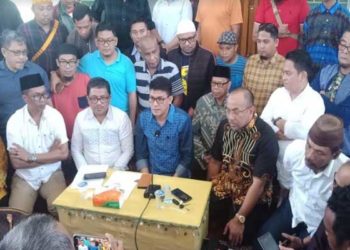 Pertemuan sejumlah aktivis Islam, kaum intelektual, organisasi kemasyarakatan, tokoh agama dan masyarakat muslim di Masjid Raya Ahmad Yani, Kota Manado. Foto: SINDOnews