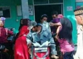 Kejadian jenazah dibonceng menggunakan motor di Kabupaten Bulukumba, Sulawesi Selatan, mengundang perhatian publik. Kejadian ini terjadi di Puskesmas Ammatoa, Kecamatan Kajang, Sabtu pagi (22/2/2020). Foto: Rakyatku