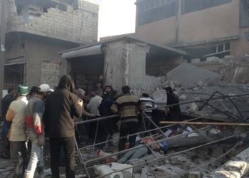 Anggota pertahanan sipil melakukan pencarian dan penyelamatan di puing-puing bangunan setelah serangan udara oleh rezim Assad, Rusia membunuh 19 warga sipil di desa Bauon, Idlib, zona de-eskalasi, Suriah pada 7 Desember 2019. Foto: Anadolu