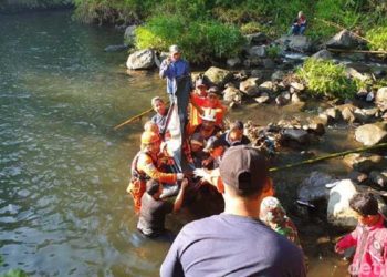 Evakuasi 2 korban terakhir susur sungai SMPN 1 Turi. Foto: Dok. Basarnas