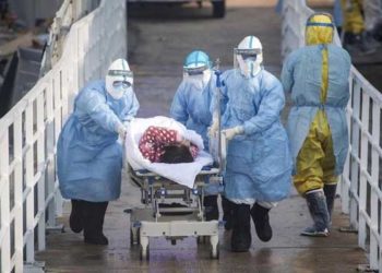 Penanganan pasien virus corona. Foto: Xiao Yijiu/Xinhua via AP Photo
