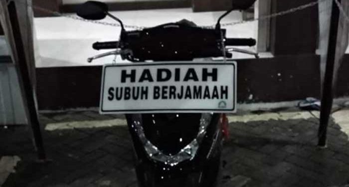 Viral Foto Motor Honda BeAt Dijadikan Hadiah Shalat Subuh Berjamaah
