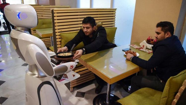 Timea, robot pelayan restoran pertama di Afghanistan. Foto: AFP