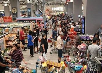 Warga Singapura ramai-ramai borong kebutuhan sehari-hari di supermarket. Foto: Kompas