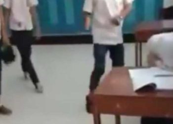 Viral video tiga siswa pukul-tendangi siswi hingga tak berdaya di SMP Purworejo, Rabu (12/2/2020). Foto: Tangkapan layar video di media sosial
