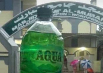 Air berwarna hijau terang misterius di masjid Kabupaten Pekalongan. Foto: Detik