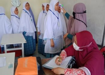 Pemeriksaan suhu tubuh bagi seluruh santri SMP SMA ArRahmah Putri. Foto: Istimewa