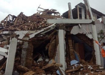 Akibat gempa bumi di Sukabumi, beberapa rumah warga rusak. Foto: Dok. BNPB