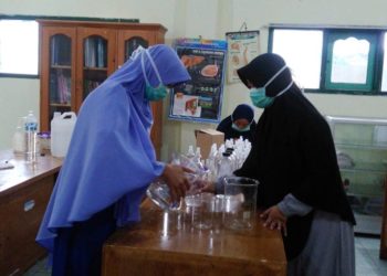 Guru-guru SMP-SMA Putri Pesantren Hidayatullah Malang produksi hand sanitizer. Foto: Istimewa