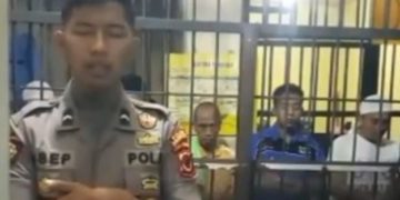 Polisi imami shalat para tahanan. Foto: Instagram
