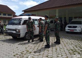 Mobil jenazah yang mengangkut Sertu La Ongge 9 Maret 2020. Foto: Saiman/detikcom