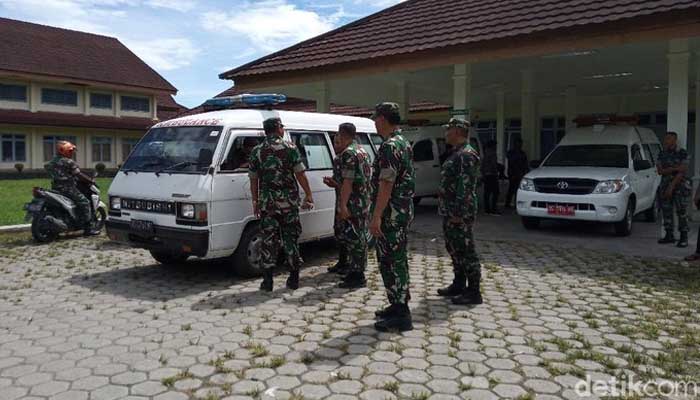 Mobil jenazah yang mengangkut Sertu La Ongge 9 Maret 2020. Foto: Saiman/detikcom