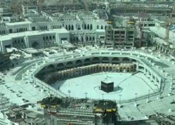 Pemandangan kompleks Masjid al-Haram termasuk situs Kakbah ketika disterilkan dari kemungkinan adanya virus Corona. Foto: Twitter Yashir Qadhi