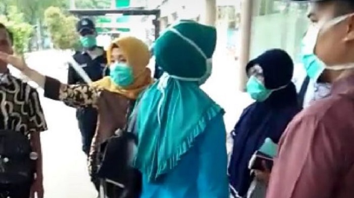 Keluarga pasien virus Corona keluhkan pelayanan buruk RSUD Banten. Foto: Banten news