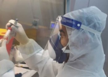 Laboratorium di Palestina memeriksa virus Corona. Foto: PIC