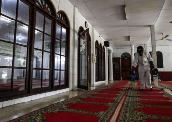 Masjid di Singapura dibersihkan dari virus Corona. Foto: Kompas