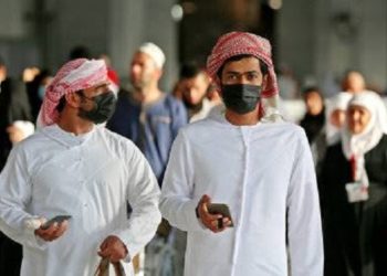 Jemaah mengenakan masker di Masjidil Haram di kota suci Mekah Arab Saudi. Foto: AFP