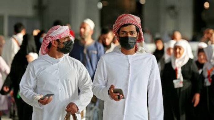 Jemaah mengenakan masker di Masjidil Haram di kota suci Mekah Arab Saudi. Foto: AFP