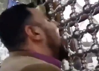 Peziarah jilati situs suci Syiah di Qom Iran agar tak tertular virus Corona. Foto: Twitter/ Daily Mail
