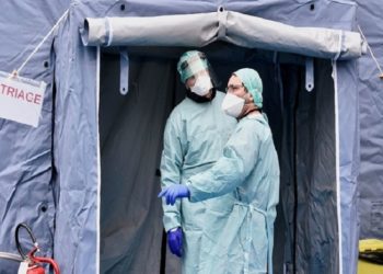 Petugas medis Italia kewalahan hadapi virus Corona. Foto: Reuters