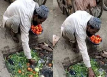 Pria Muslim India punguri sayuran di selokan. Foto: FPJ