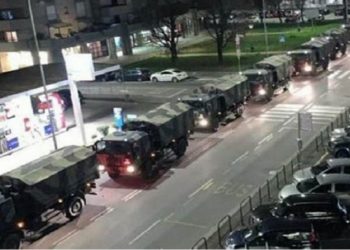 Pulhan truk militer bawa mayat korban corona. Foto: Daily Star