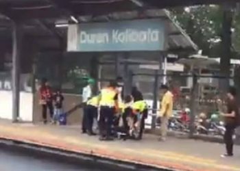 Video calon penumpang tumbang di stasiun viral di media sosial. Foto: Suara