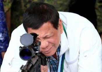 Presiden Filipina Rodrigo Duterte memeriksa teropong senapan jarak jauh 7.62mm dalam upacara penyerahan pertolongan darurat militer dari China yang diberikan gratis kepada FIlipina, di Pangkalan Udara Clark, Filipina, Rabu (28/6). ANTARA FOTO/REUTERS/Romeo Ranoco