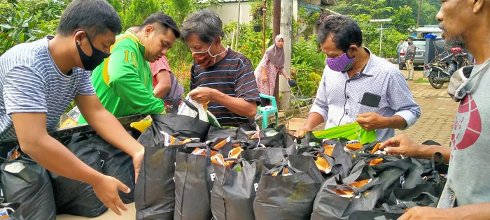 Polda Jabar Bagikan Ribuan Paket Sembako bagi Buruh yang Kehilangan Pekerjaan Dampak Covid-19 1 bantuan