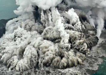 Aktivitas Gunung Anak Krakatau dari udara yang terus mengalami erupsi, Minggu (23/12). Dari ketinggian Gunung Anak Krakatau terus mengalami erupsi dengan mengeluarkan kolom abu tebal. Foto: Liputan6.com