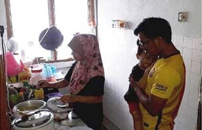 Keluarga Roslan A Aliudins. Foto: World of Buzz