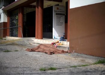 Salah satu jasad korban Covid-19 di kota Guayaquil, Ekuador, dibiarkan warga tergeletak di jalan. Foto: Reuters