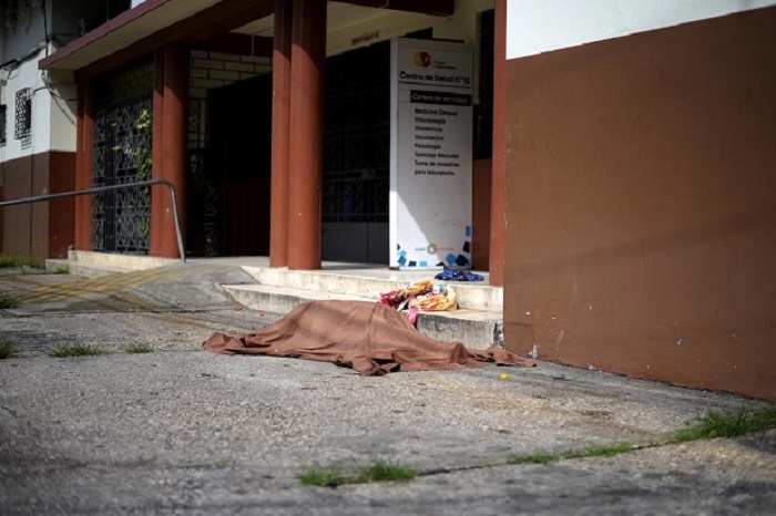 Salah satu jasad korban Covid-19 di kota Guayaquil, Ekuador, dibiarkan warga tergeletak di jalan. Foto: Reuters