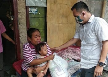 Yuli Nur Amalia ibu miskin di Kota Serang saat dikunjungi Muji Rohman, Anggota DPRD Kota Serang. Foto: BantenHits