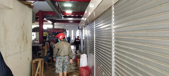 Para pedagang pasar atas Cimahi memilih buka toko setengah hari karena Corona. Foto: Saifal/Islampos