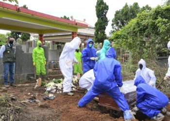 Pemakaman jenazah terinfeksi Corona dilakukan dengan sangat ketat sehingga tidak akan menulari masyarakat. Foto: Saifal/Islampos